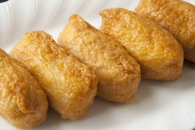 Kızarmış tofunun içine sarılmış pirinç topları.