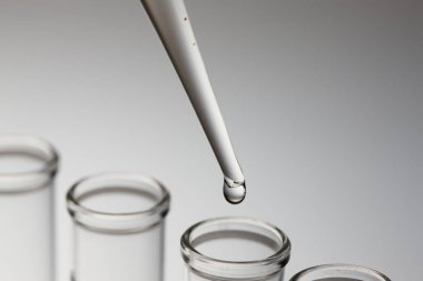 Pipetli laboratuvar test tüpleri. Bilimsel araştırma kavramı
