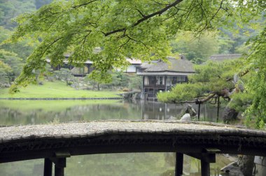 Japonya Genkyuen Bahçesi 'ndeki Uoyuku-numa manzarası.
