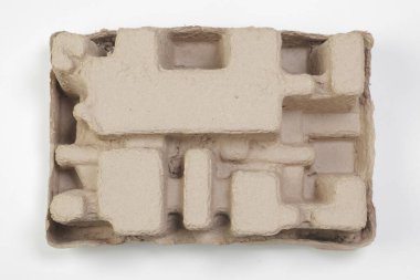 Beyaz arka planda izole edilmiş yüksek kaliteli iplikli kağıt tepsisi. Çevre dostu Kağıt Ucu Küf Taşımacılığı Koruma Paketi