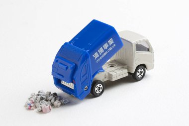 Beyaz arka planda oyuncak çöp kamyonu figürü