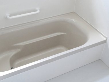 Temiz banyo köşesinde boş beyaz küvet.