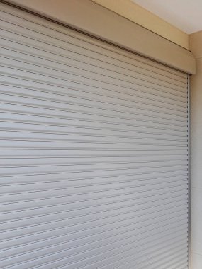 İçerideki parlak pencereyi kapatan kapalı metalik paten kapağı