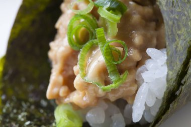 Pilav ve malzemeyle suşi hazırlıyorum.