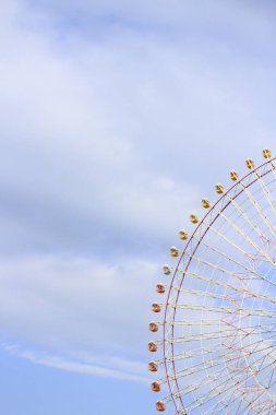 Lunaparktaki dönme dolap mavi gökyüzüne karşı               