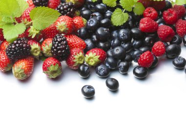 beyaz zemin üzerine taze ve lezzetli meyveler  