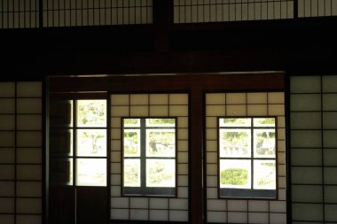 Japon tarzı, pencereli ve kapılı bir ev.