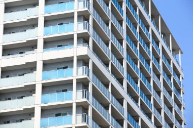 Japon şehrinde modern bina, mavi gökyüzü arka planında gökdelen 