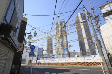 Tokyo 'nun güpegündüz manzarası çelik ve cam yapılar.