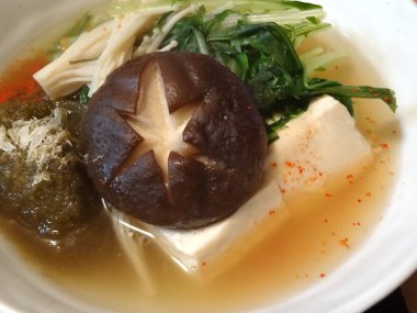 Lezzetli Asya çorbasının yakın plan görüntüsü