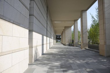 Modern Mimari Sütunlu ya da Taş Sütunlu ve Döşemeli Yürüyüş Yolu