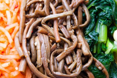 Çin eriştesi pak choi ve sebzeli 