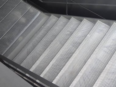 Metalik endüstriyel merdiven, dokulu basamaklar ve geometrik çizgiler