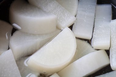 Tencerede taze beyaz daikon