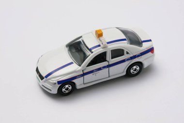 Polis arabası oyuncağı beyaz arka planda izole edildi 