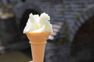 Yaz kasabasında leziz dondurma külahlarını kapatıyoruz.