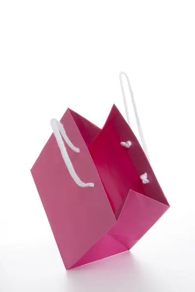 白色背景粉色购物袋的特写视图 — 图库照片