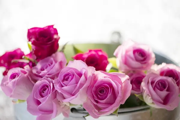 Strauß Schöner Rosa Und Roter Rosen Nahaufnahme — Stockfoto