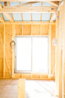 Ev çerçevesi içinde inşaat iç altında yeni bir ev.