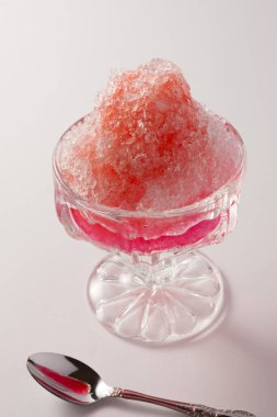 Arka planda soğuk buzlu dondurma, yakın çekim.