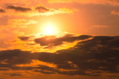 Güneşli ve bulutlu parlak günbatımı arkaplanı                             