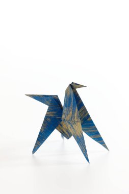 Mavi origami kağıt kuş beyaz arkaplanda izole