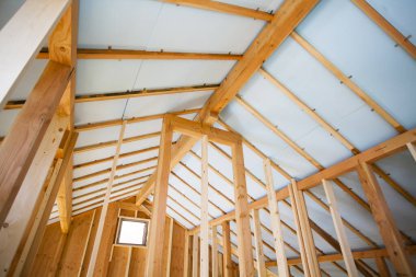 Ev çerçevesi içinde inşaat iç altında yeni bir ev.