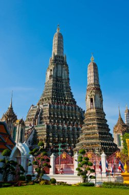 Budist tapınağı Wat Arun, Şafak Tapınağı. Chao Phraya Nehri kıyısında yer almaktadır. 