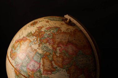 Siyah arkaplan ve seyahat konsepti üzerine dünya küresinin yakın plan görüntüsü                     
