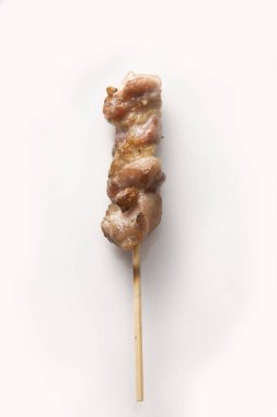 Beyaz arka planda eti olan leziz ızgara ızgara şiş, yakın plan manzaralı.                        