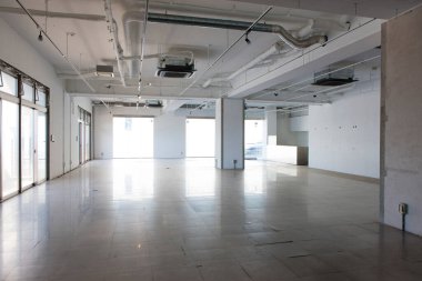 Pencereleri olan boş bir alan ve modern binanın beyaz duvarı