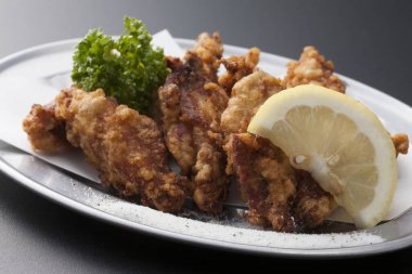 Lezzetli kızarmış tavuğun yakın görüntüsü