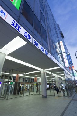 Güneşin yoğunluğu altında şehrin çağdaş yapıları parlak görünüyor..