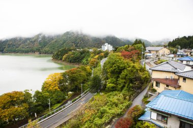 Dağlardaki gölde şehrin güzel sonbahar manzarası 
