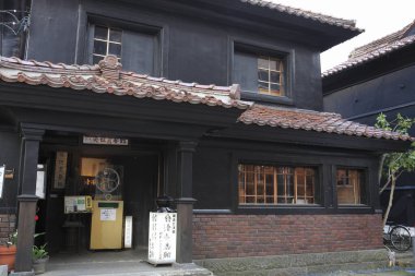 Geleneksel Koyu Lekeli Japon Depoları ve Sokak Sahnesi