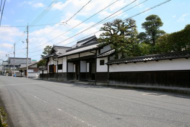 Geleneksel Japon binası. Mavi gökyüzünün altındaki sessiz, boş cadde boyunca.