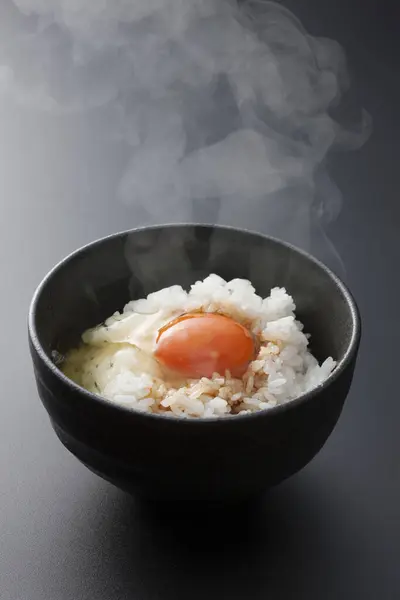 Çiğ Yumurtalı Bir Kase Lezzetli Pirinç Geleneksel Japon Mutfağı — Stok fotoğraf