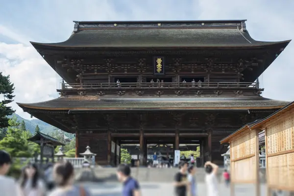 Plan Panoramique Touristes Visitant Ancien Sanctuaire Japonais — Photo