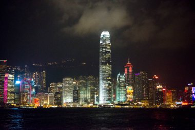 Hong Kong Şehri geceleri gökyüzüne yükseliyor.