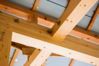 Ev çerçevesi içinde inşaat iç altında yeni bir ev.