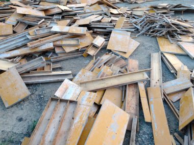 Dağıtılmış ahşap kalaslar sert zemin yüzeyinde uzanıyorlar.