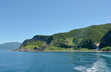 Denizden yeşil adanın güzel manzarası 