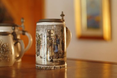 Ahşap masada dekoratif bira bardağı