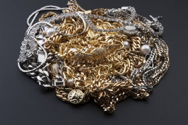 Mücevherler, değerli metal eşyalar, yakın görüş