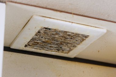 Kirli tavan menfezi toz ve kir birikiyor.