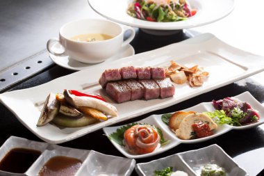 Izgara sebze ve soslu gurme biftek tabağı.