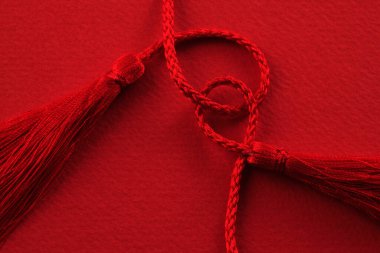 Kızıl Bağlantı: Tutku ve Geleneğin Karışık İpi