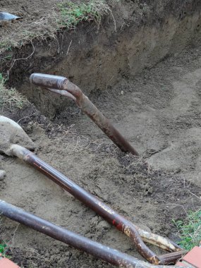 İnşaat alanındaki yeni kazılmış topraklarda dinlenen kürekler.