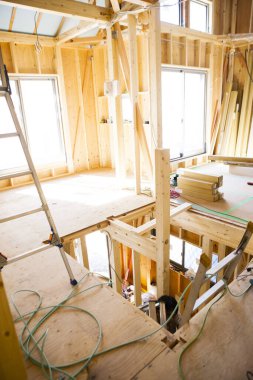 Ev çerçevesi içinde inşaat iç altında yeni bir ev.