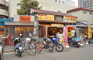 Tokyo, Japonya 'daki Ameyoko alışveriş caddesi veya pazarı.